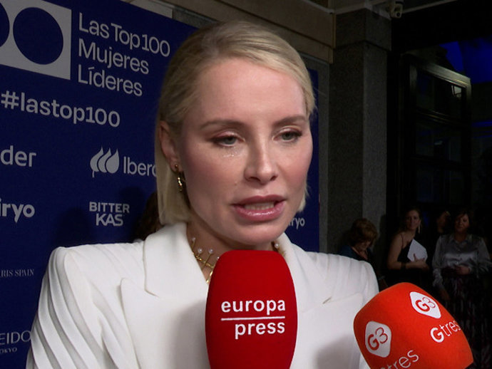 Soraya Arnelas atendiendo a la prensa en el evento de las 100 muejres líderes en España.
