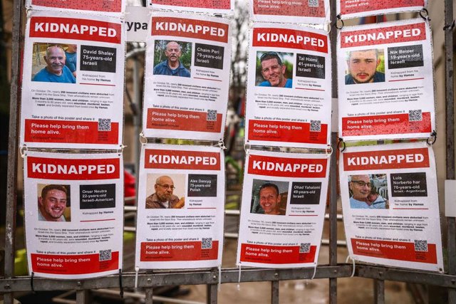 Carteles de los israelíes secuestrados en la Franja de Gaza