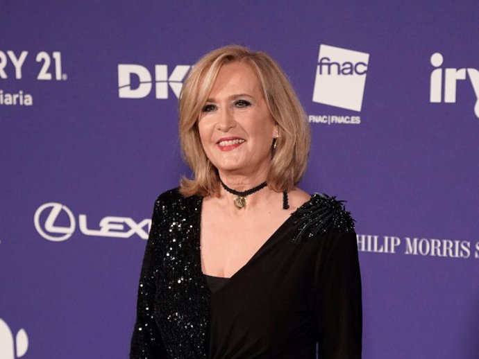 La periodista Nieves Herrero posa durante el photocall previo a la gala de Las Top 100 Mujeres Líderes de España, en el Teatro Real de Madrid.