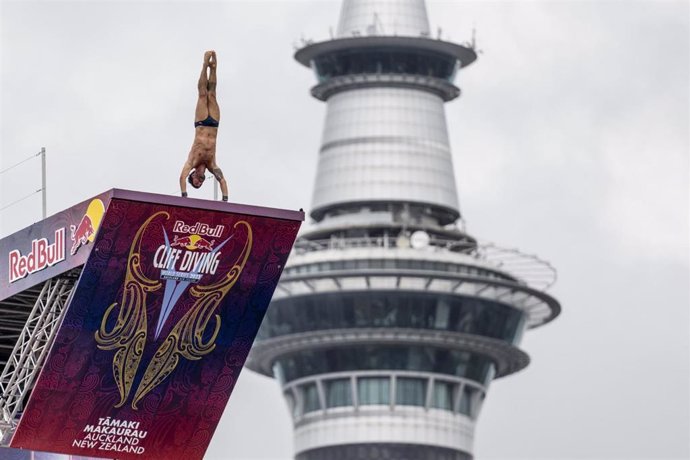 El español Carlos Gimeno, tercero en la final de las Series Mundiales de Red Bull Cliff Diving