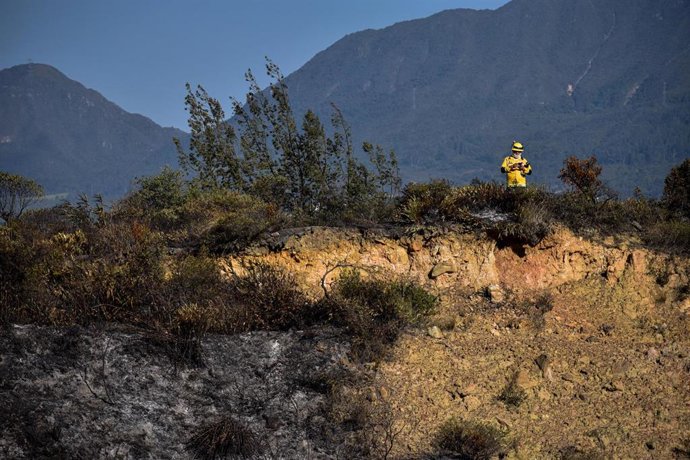 Bomberos extinguen incendios en el sur de la ciudad de Bogotá, Colombia