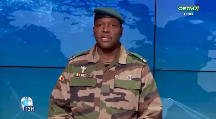 El portavoz de la junta militar maliense, Abdoulaye Maiga, lee en la televisión una declaración conjunta de la salida de Malí, Níger y Burkina Faso de la CEDEAO