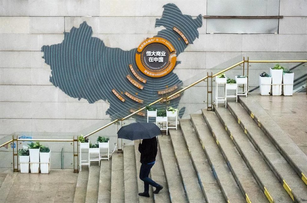 Archivo - Logotipo y mapa de China con los centros de Evergrande