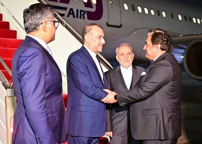 El ministro de Exteriores de Irán, Hosein Amirabdolahian, llega a la capital de Pakistán