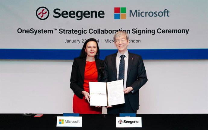 Microsoft's General Manager of Global Health and Life Sciences Elena Bonfiglioli, left, and Dr. Jong-yoon Chun, CEO and founder of Seegene, pose for a photo during the OneSystem Strategic Collaboration Signing Ceremony between Seegene and Microsoft in Lo