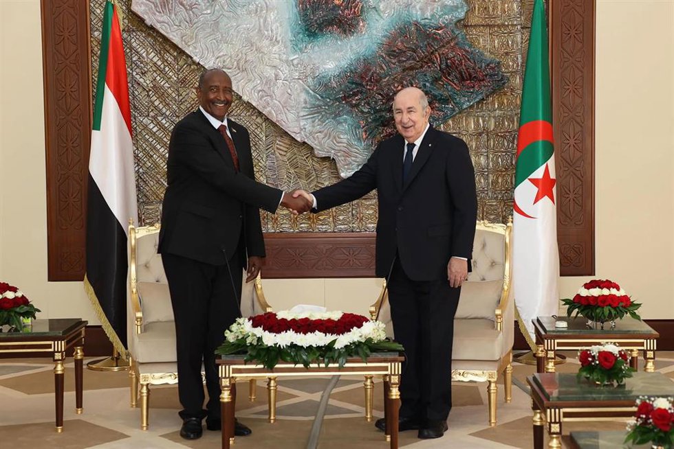 El presidente de Argelia, Abdelyamid Tebune (derecha), y el líder del Ejército de Sudán y presidente del Consejo, Abdelfatá al Burhan (izquierda)