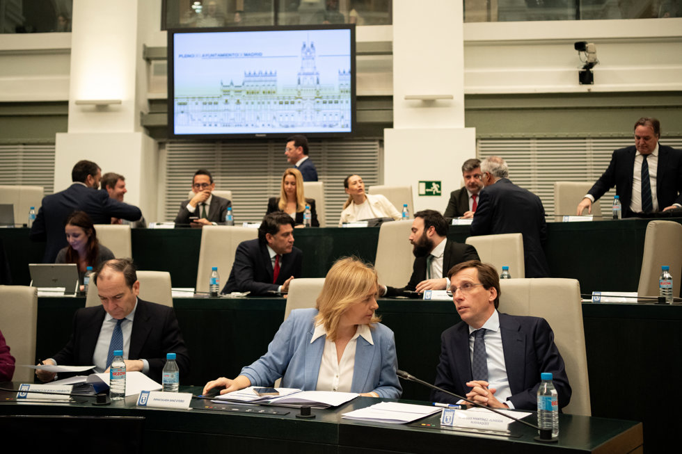 La vicealcaldesa de Madrid y delegada de Seguridad y Emergencias, Inma Sanz, y el alcalde de Madrid, José Luis Martínez-Almeida, durante un pleno en el Ayuntamiento de Madrid, a 29 de enero de 2024