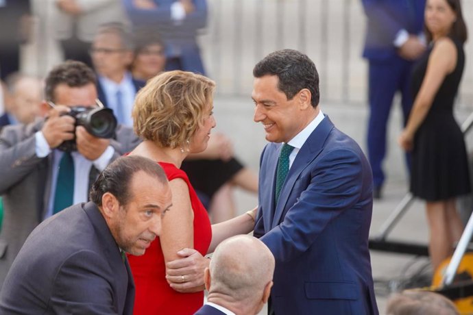Archivo - El presidente de la Junta saluda a la expresidenta de la Junta, Susana Díaz, en la  toma de  posesión como presidente de la Junta de Andalucía de la XII legislatura de Juanma Moreno a 23 de julio del 2022 en Sevilla