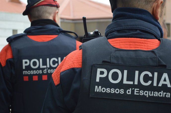 Archivo - Dos agents de Mossos d'Esquadra (Recurs)