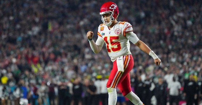 Archivo - Patrick Mahomes celebra una jugada durante la LVII Super Bowl entre los Kansas City Chiefs y Philadelphia Eagles