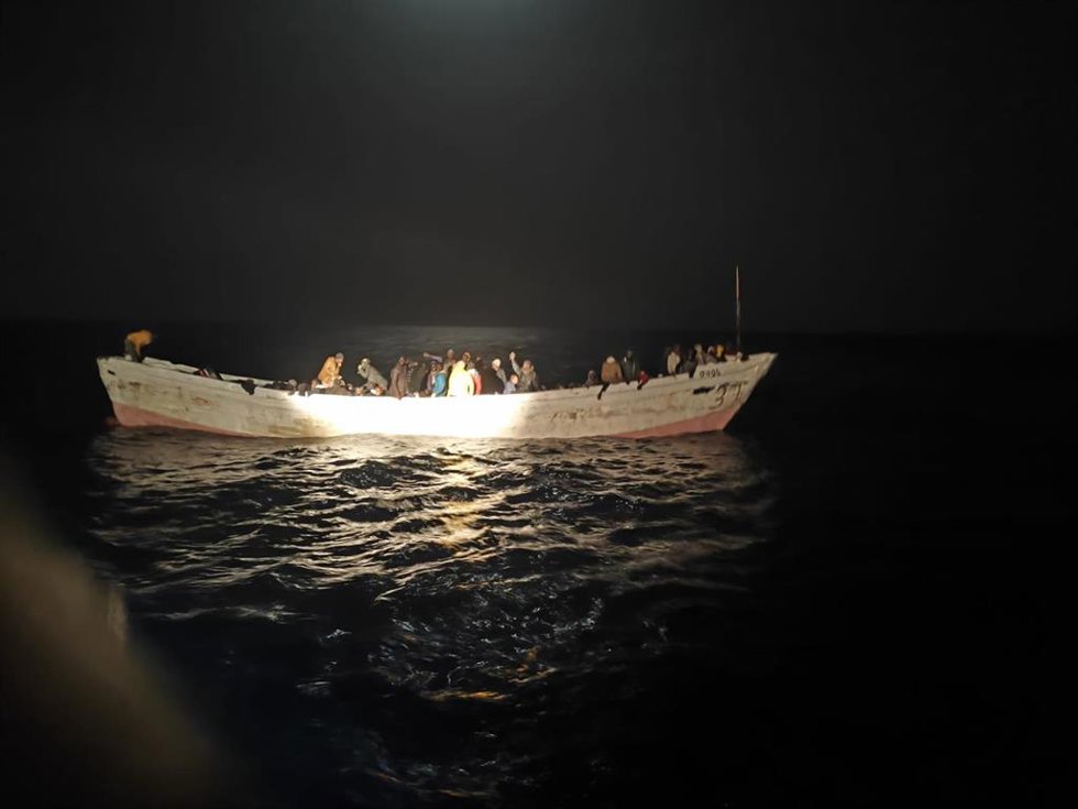 Una de las pateras rescatadas en las últimas horas por parte de Salvamento Marítimo en aguas cercanas a Canarias