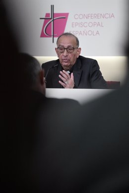 Archivo - El presidente de la Conferencia Episcopal Española, Juan José Omella, en una nota de prensa. 