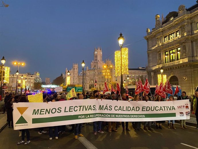 Archivo - Manifestación convocada en diciembre por UGT, CGT, STEM y CNT en Madrid para exigir la reducción del horario lectivo en la Comunidad de Madrid