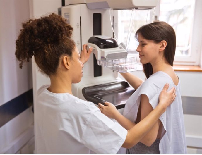 Una mujer se hace una mamografía