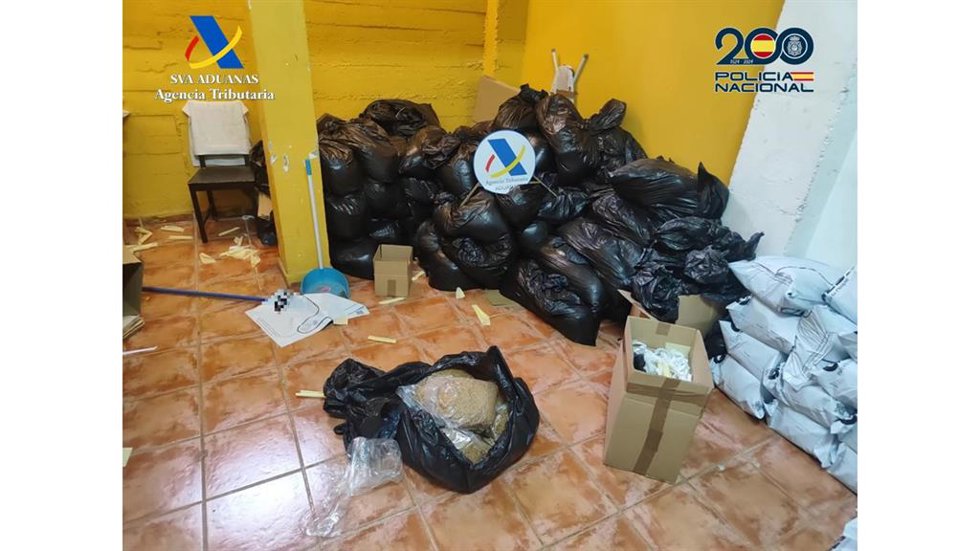 Desmantelamiento de una organización dedicada al envío de picadura de tabaco de contrabando y tráfico ilegal de medicamentos.