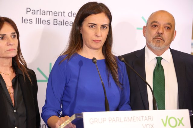 La portavoz de Vox en el Parlament, Idoia Ribas, durante la rueda de prensa.