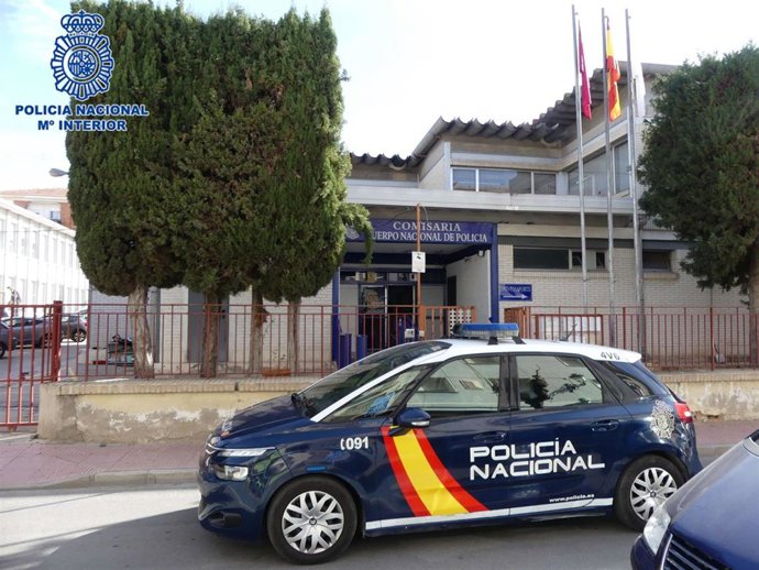 Archivo - Un vehículo de Policía Nacional estacionado junto a la comisaría de Molina de Segura (Murcia)