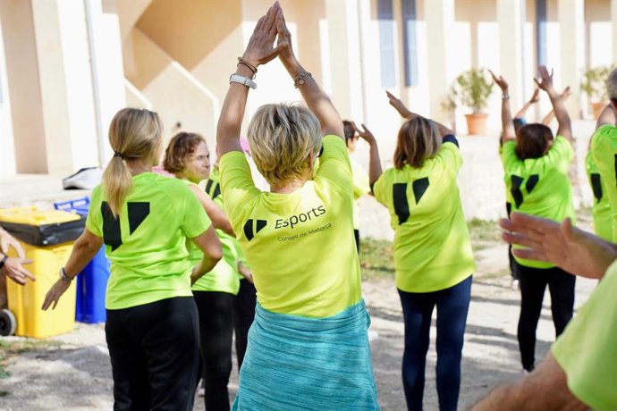 Personas practicando deporte en el marco del programa de actividades organizado por el Consell de Mallorca.
