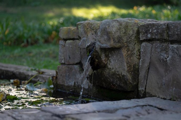 Archivo - Una fuente en los jardines de los alrededores del Museu Nacional d'Art de Catalunya, a 21 de noviembre de 2023, en Barcelona, Catalunya (España).