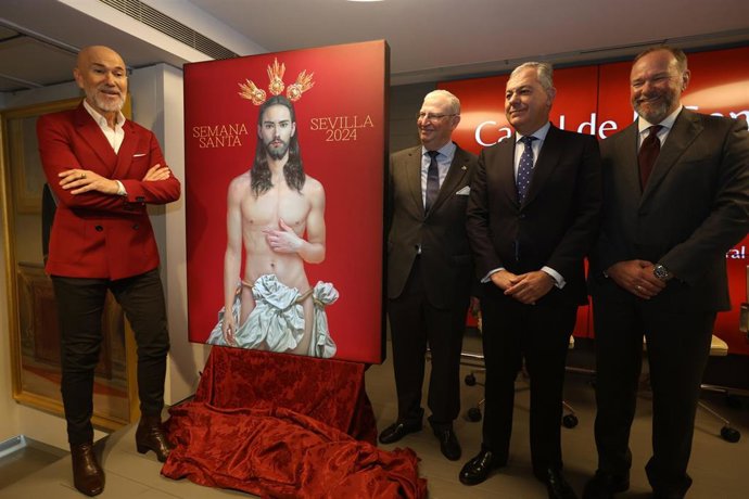 El autor, Salustiano, posa junto al cartel anunciador de la Semana Santa de Sevilla 2024 y a las autoridades presentes en el acto
