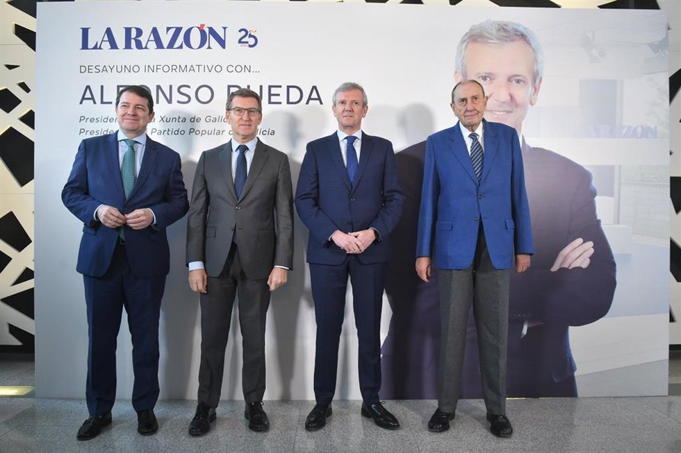 (I-D) El presidente de la Junta de Castilla y León, Alfonso Fernández Mañueco; el presidente del Partido Popular, Alberto Núñez Feijóo; el líder del PPdeG y candidato a la Xunta de Galicia, Alfonso Rueda y el presidente de 'La Razón', Mauricio Casals, p