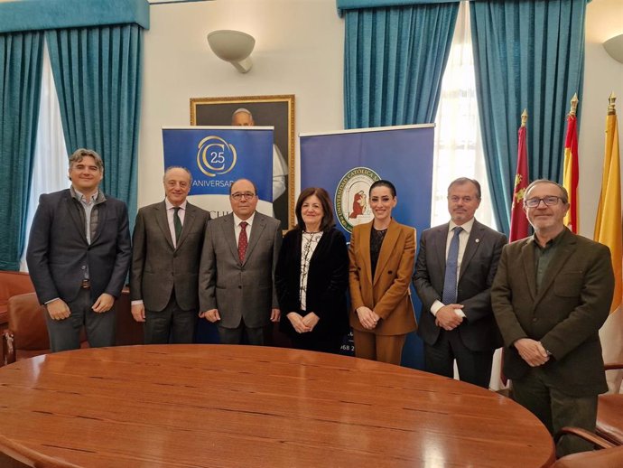 De izquierda a derecha, Carlos González-Sicilia, Javier Escolano, Joaquin Hernández, María Dolores García, Isabel Mendoza, Ángel Luis Leandro y Miguel López