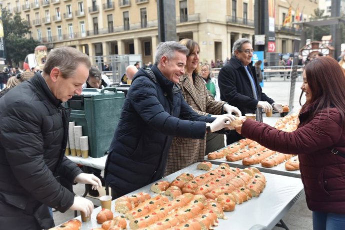 Reparto del roscón de San Valero, en la plaza del Pilar.