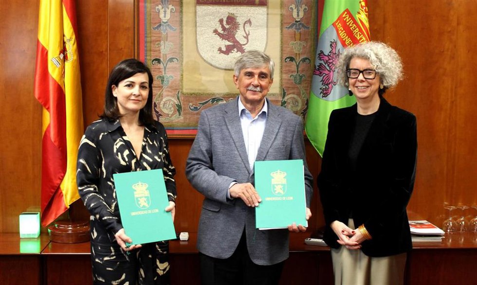 La directora territorial de Banca Comercial de CyL Norte de Unicaja Banco, Marga Serna, y el rector de la ULE, Juan Francisco García Marín, junto a Cristina Sánchez, a la derecha, gestora de Negocio Institucional de Unicaja.
