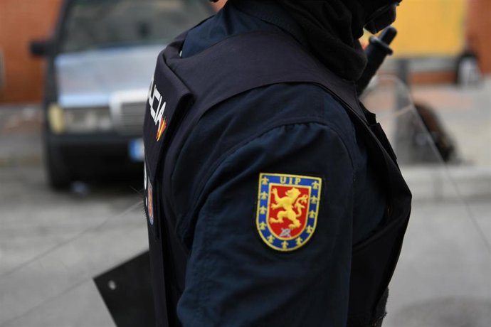 Archivo - Un agente de las Unidades de Intervención Policial (UIP), dependiente de la Policía Nacional durante un operativo policial en barrio de El Príncipe de Ceuta en 2022