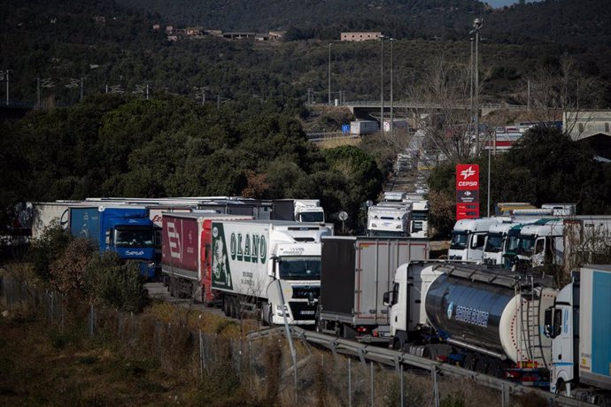 Archivo - COAG tacha de "falsas" e "indignantes" las declaraciones de representantes políticos franceses por bloqueos en las carreteras por parte de agricultores franceses. 