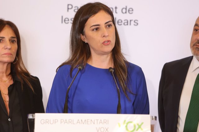 La portavoz de Vox en el Parlament, Idoia Ribas, en rueda de prensa.