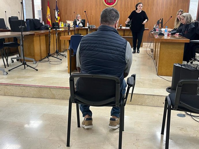 El hombre acusado de abusar de la hija de unos amigos, en la Audiencia.