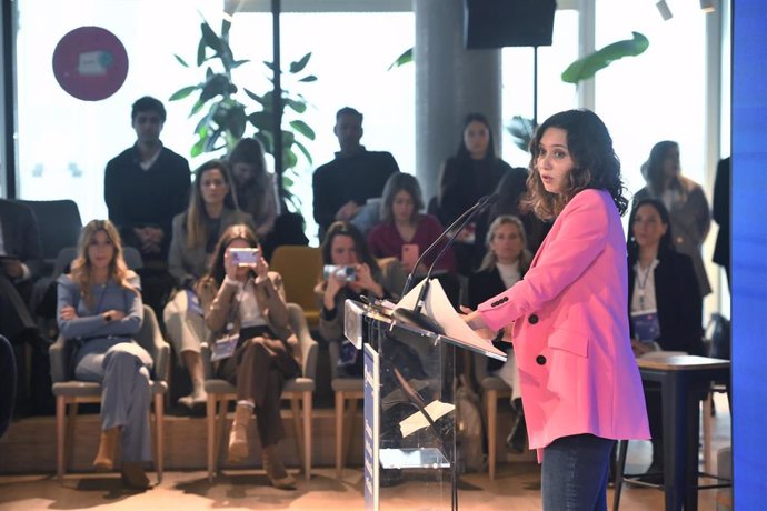 La presidenta de la Comunidad, Isabel Díaz Ayuso, en la clausura de la presentación del estudio 'El impacto de la IA en la educación en España
