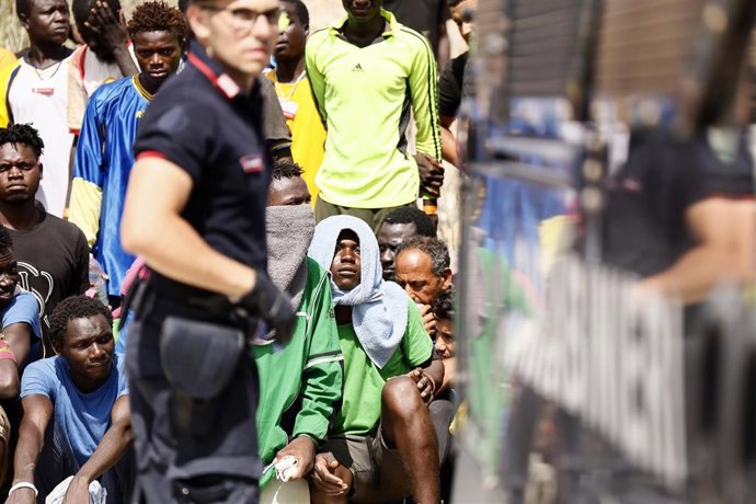 Archivo - Migrantes llegados a la isla italiana de Lampedusa en septiembre de 2023