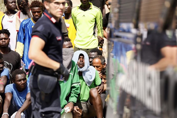 Archivo - Foto Cecilia Fabiano /LaPresse   16&#x2013; 9&#x2014; 2023&#x2014;Lampedusa  &#x2014; Italia &#x2014; Migranti, emergenza umanitaria nell&#x2019;isola di , Lampedusa, Proteste all&#x2019;Hot Spot  &#x2014; Nella Foto : Migranti lasciano l&#x20