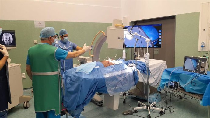 Iavante forma a MIR andaluces en rayos X y cirugía de mínima invasión para operaciones de la columna.