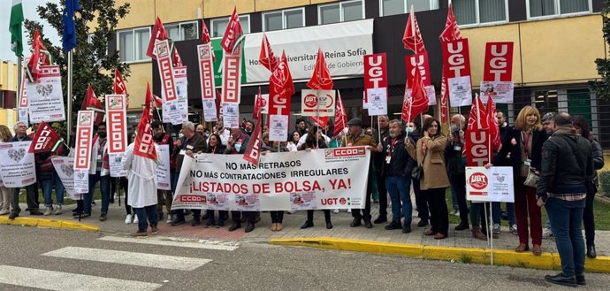 Trabajadores del SAS se manifiestan en Córdoba para pedir "respeto" para los 7.000 eventuales y más de 300.000 en bolsa de empleo del SAS.