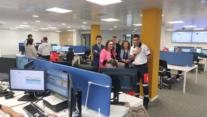 La consellera de Salud, Manuela García, visita la Central de Coordinación del SAMU061 en Palma.