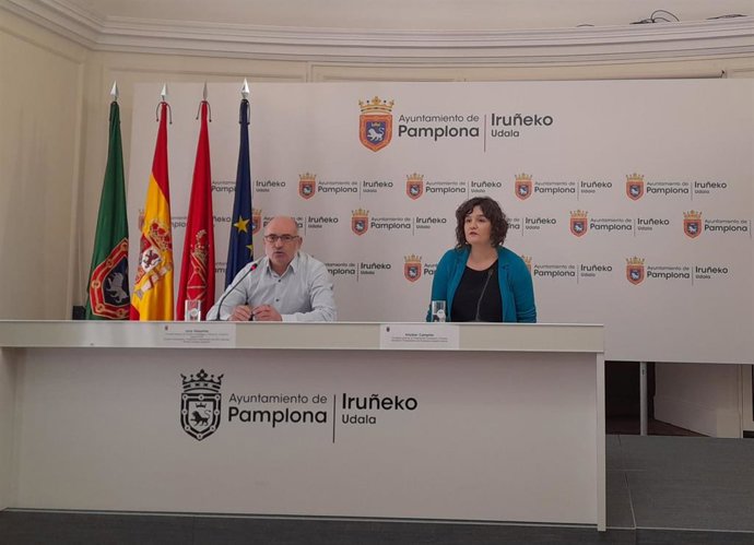 El concejal delegado de Gobierno Estratégico, Urbanismo, Vivienda y Agenda 2030, Joxe Abaurrea, junto a la concejala especial de Participación Ciudadana y Euskera, Aitziber Campión