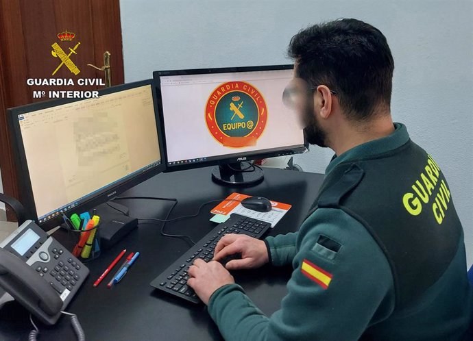 Un agente de la Guardia Civil, durante la investigación