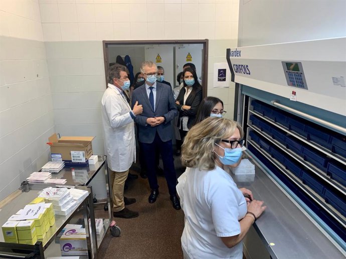 El consejero de Salud visita el servicio de Farmacia Hospitalaria del hospital 'Lorenzo Guirao' de Cieza