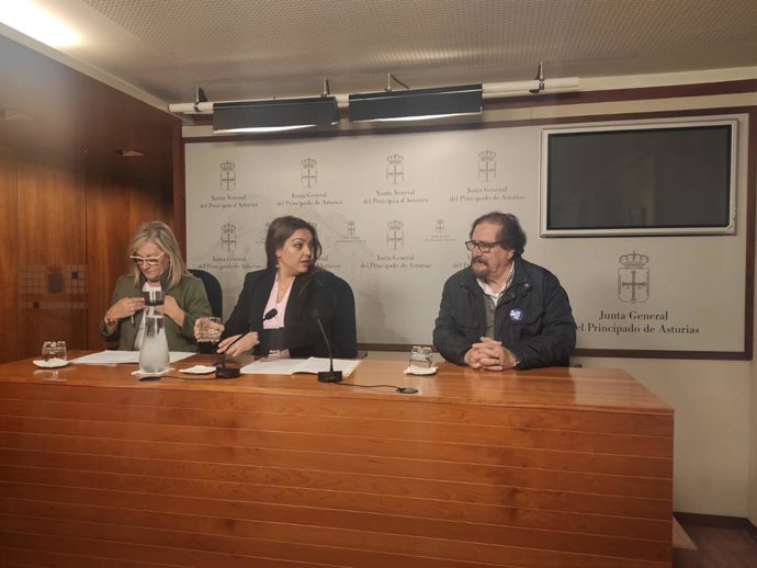 Carolina López, en el centro