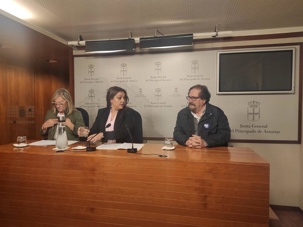 Carolina López, en el centro