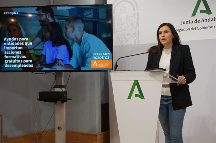 La delegada de Empleo, María Dolores Gálvez,  durante la rueda de prensa.