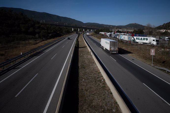 Archivo - Un camión circula, a 27 de enero de 2024, en La Jonquera, Girona, Catalunya (España). Se ha reabierto el tráfico en la A-9 francesa y la AP-7 española en la frontera entre Francia y España tras los cortes producidos ayer por las protestas de los