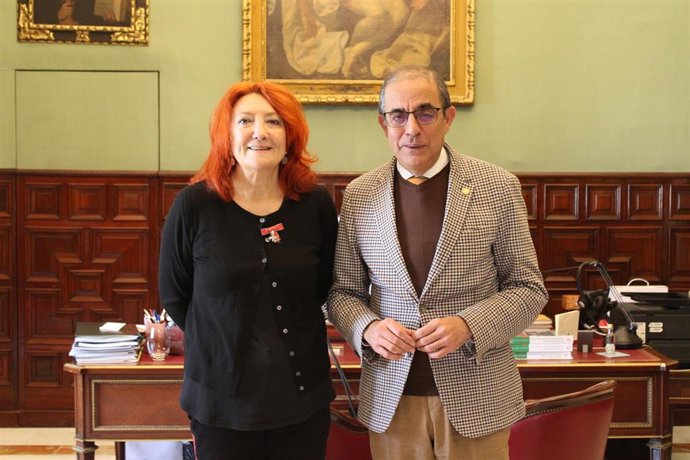 La directora de Hay Festival España y Hay Fórum Sevilla, Sheila Cremaschi, y el rector de la Universidad de Sevilla, Miguel Ángel Castro.