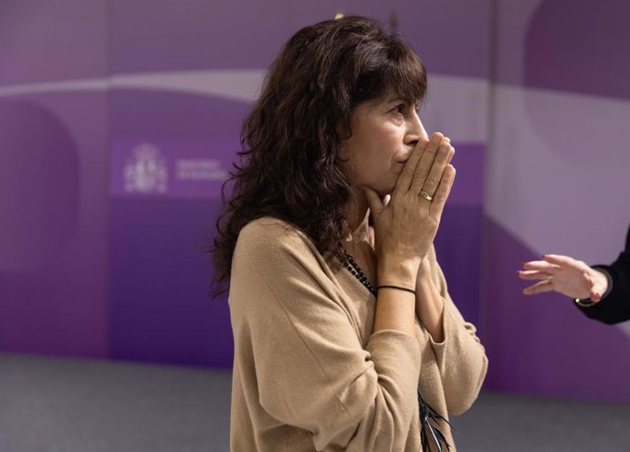 Archivo - La ministra de Igualdad, Ana Redondo, durante una rueda de prensa para hablar de los asesinatos de violencia de género, a 30 de noviembre de 2023, en Madrid (España). El Ministerio de Igualdad condena tres nuevos asesinatos por violencia de géne