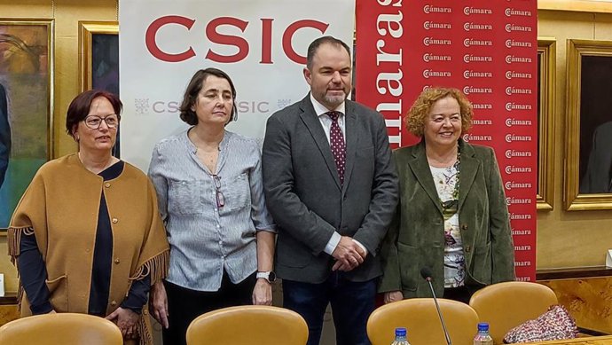 La edirectora del CSIC en Asturias, Ángeles Gómez; la actual directora, María Fernández; el presidente de la Cámara de Comercio, Carlos Paniceres; y la expresidenta del CSIC, Rosa Menéndez.