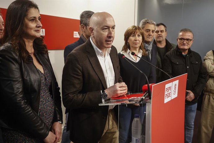 El secretari general del PSPV-PSOE a la província d'Alacant, Alejandro Soler, durant una roda de premsa després d'entregar la documentació per a presentar la seua precandidatura a les primries del PSPV-PSOE