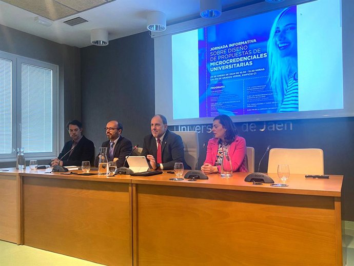 Inauguración de la jornada sobre microcredenciales.